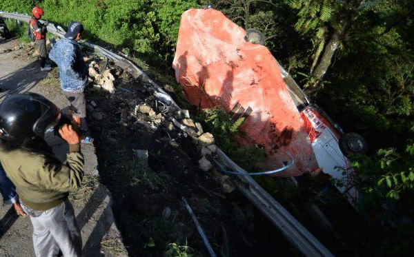 Bus Terjun ke Jurang di Padang: 18 Penumpang Tewas, Investigasi Masih Berlanjut Bus